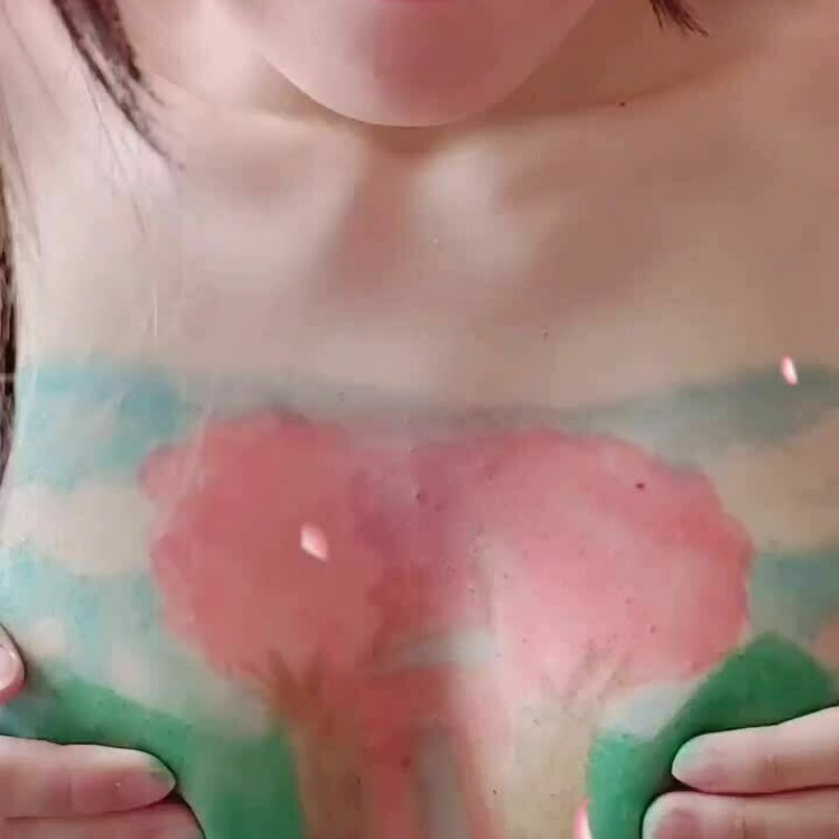人生初めてのBODYpaint!!!❤
名前もさくらだし、桜が好きなので
おっぱいに桜を描いてみてよ(⋆ᴗ͈ˬᴗ͈⋆)
