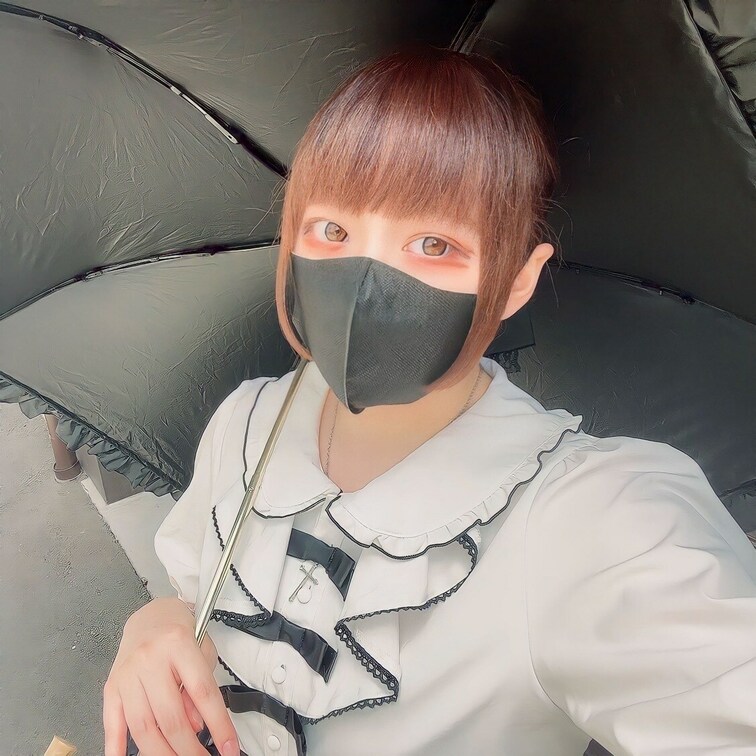 NO.40《SAORI/22》ショップ店員

今回はふわふわかわいい系ガールの登場！

白のブラウスと黒のミニス