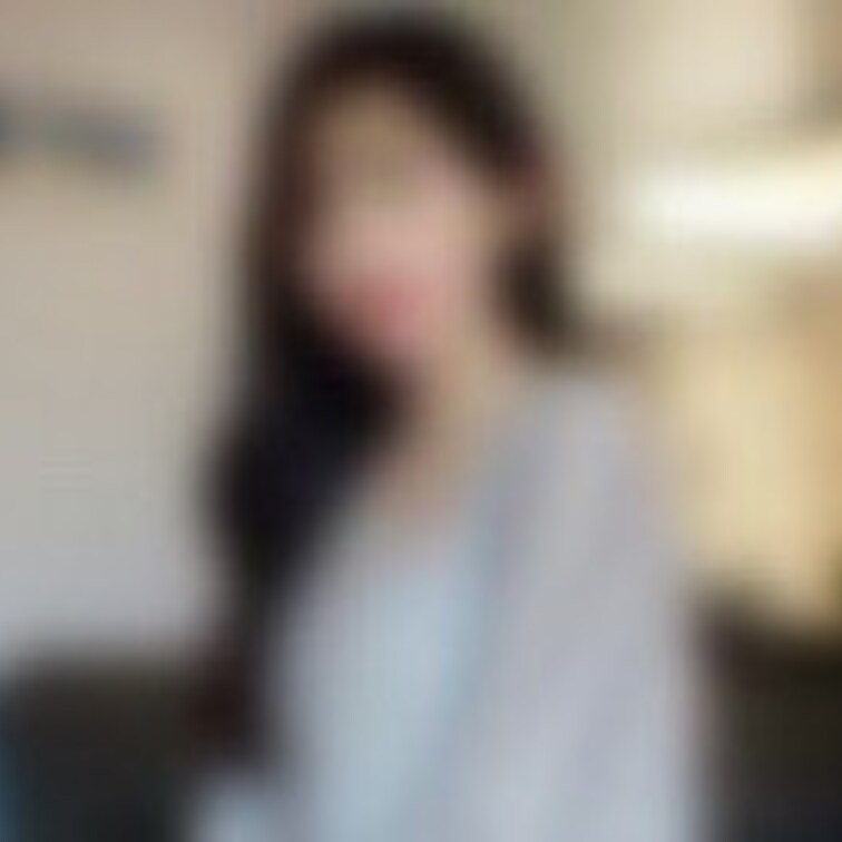 ヘッダー写真の真ん中が○○○さん。

友達と旅行に行った時の写真。

ボカしてあるけど、美人でしょ笑


