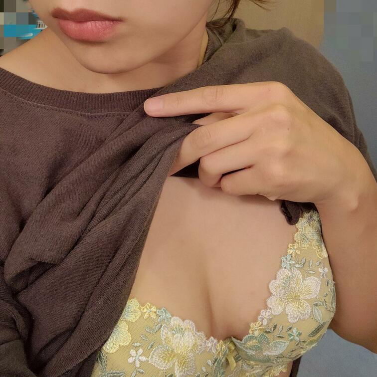 フォロワー様から頂いた下着、可愛いくてお気に入りです😊💞


『えっちな自撮り送ってよw』
『えぇ…恥ずかしい……旦那に