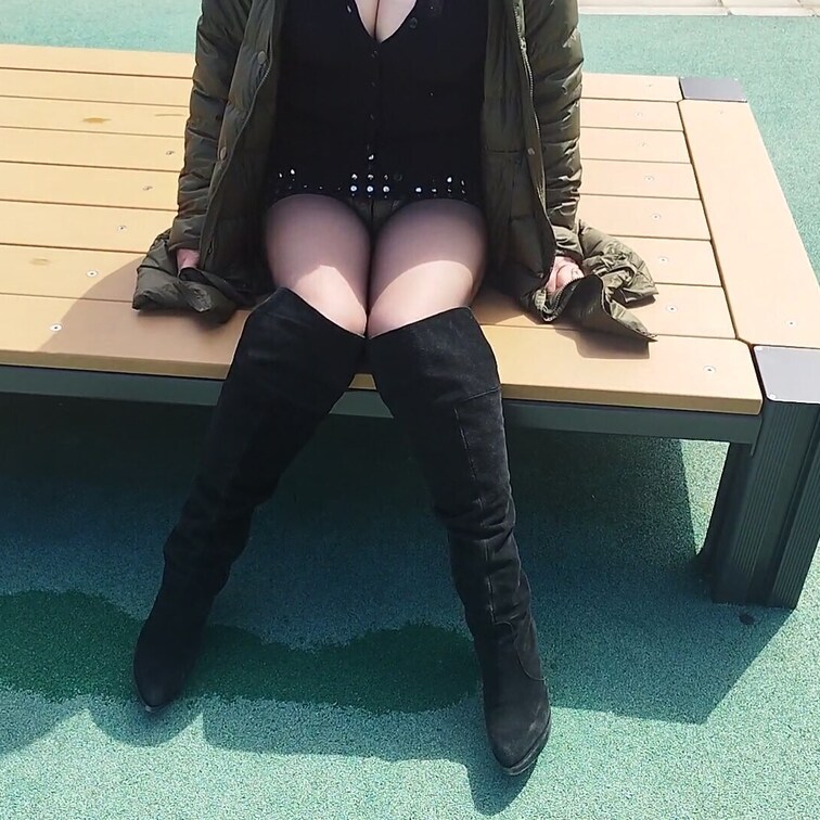 ♥️露出♥️
ウォーキングロードの脇にある
ベンチでひと休み