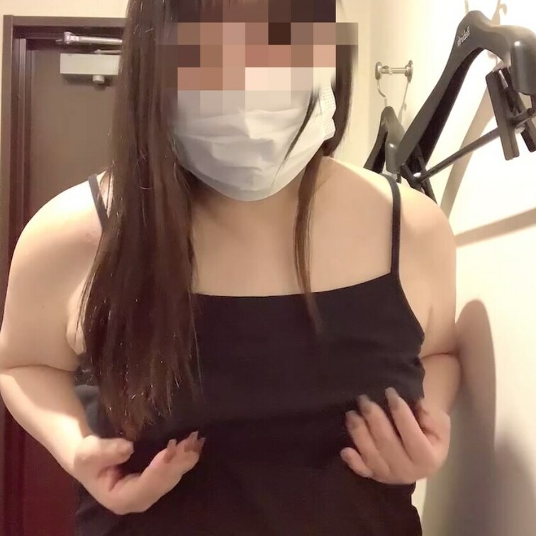 個室で乳首遊び🍒