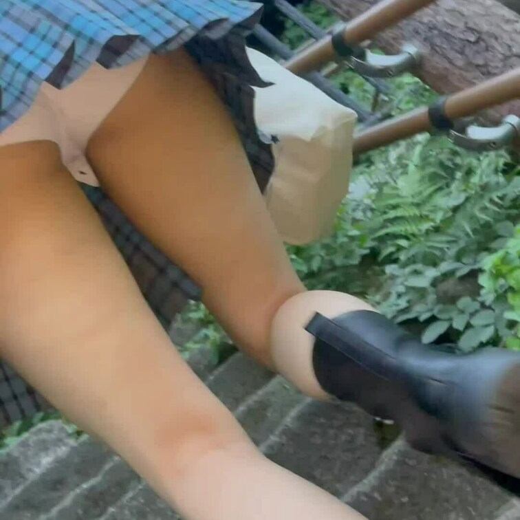 皆様、こんにちは！！ミニスカ○○○大好きミニスカハンターでございます。女子学生撮影日記11です。
前回からの引き続き、