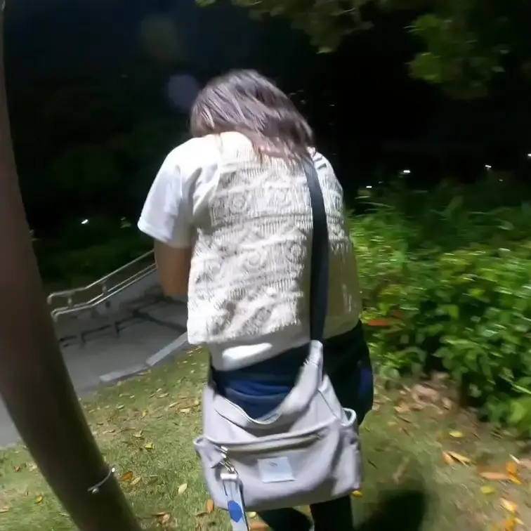 深夜の公園トイレで３Pフェラ抜き　トイレ入室シーン
