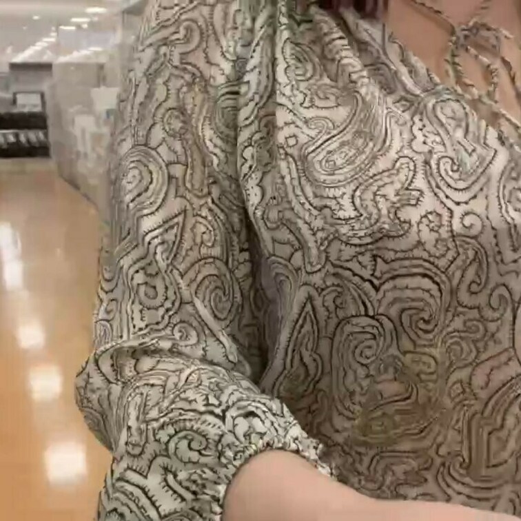 今度は家具売場で
カップレスブラ露出
自撮りする巨乳OL