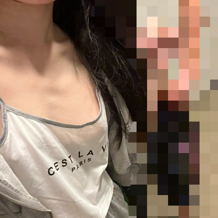 夏場はこんな服でコンビニ行ってました😇
前回のハメ撮りの時に着ていた服です。
Twitterには載せてない画像も