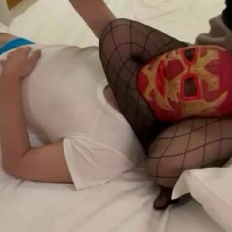 【ﾄﾞSアパレル店員かほちゃんのお仕置き太腿締め顔面騎乗】（53秒）

かほちゃんと首4の字に耐えるエムロー。少し悪