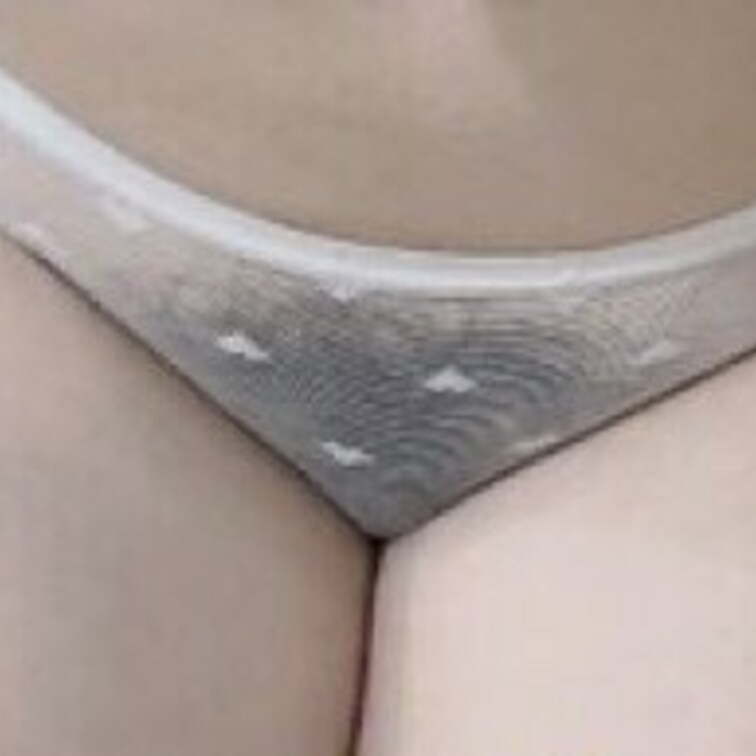 今日は白パンツです😰😰　
スケスケパンツで陰毛透けちゃってます😅😅
 クロッチ汚れはプラン加入で見れますよ🥰
 よ