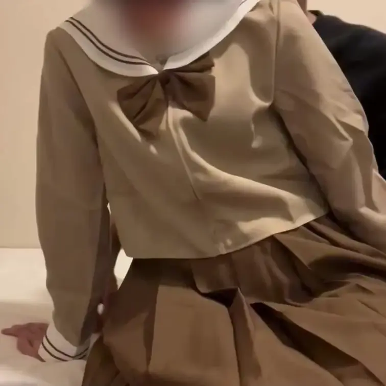 制服姿が凛々しいL○Kとの合法ハメ撮りをやんちゃな彼氏さんから買い取り
あどけなさの残るL○Kとのハメ撮りを
やんちゃな彼氏さんと交渉してえ買い取らせていただきました。
思いっきり制服で写っちゃってるけど大丈夫かな。。?
フェラも腰振りも
本当にL○K?と思ってしまうほどのレベルで
見ていてボッキが止まらないです。
ぜひみなさんの感想もお待ちしております!