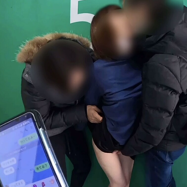 ついに完成しました。
白昼にスレンダー人妻に非常階段で複数フェラ抜きしてもらった企画です。３人の野郎に囲まれてのキス、