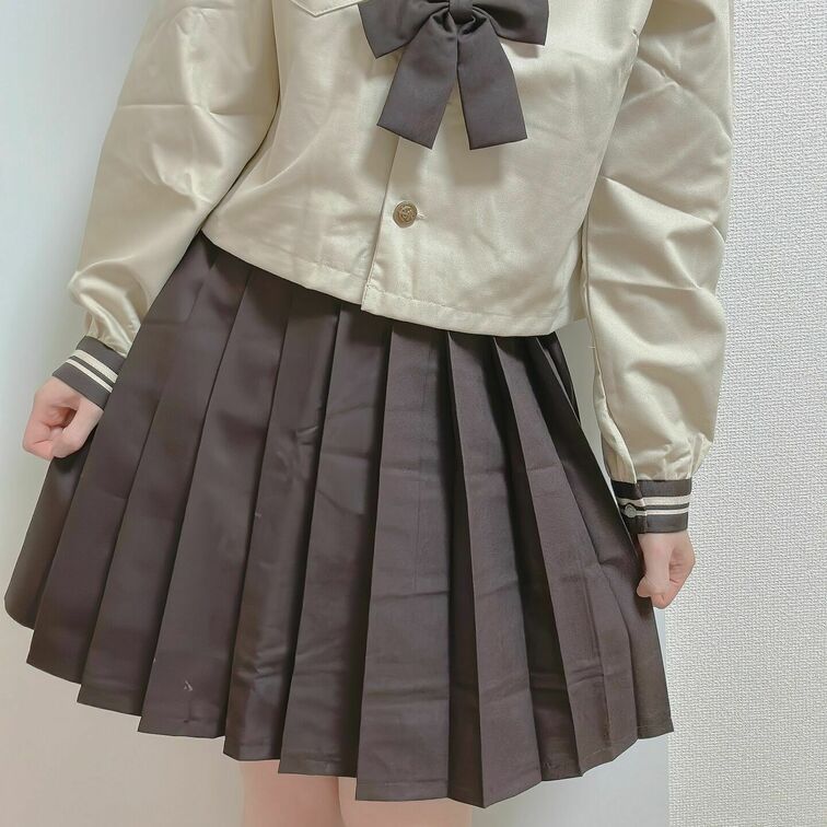こんちきゅ〜〜！
今週もお仕事お疲れ様ですっ
今日は茶色のセーラー服です🤎

茶色だと私立のお嬢様感が出てわくわ