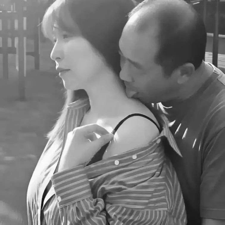 断れないご近所付き合い
遊具の影で近所の男性のいいようにされる奥さん
貪りたくなる豊満な身体
弱みを握られ撮影され