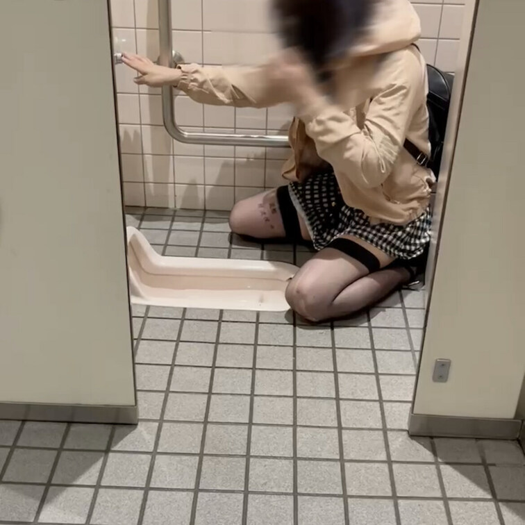 一回り近く年下の女の子に便器に顔突っ込め、舐めて綺麗にして。っと命令されて従ってます。
