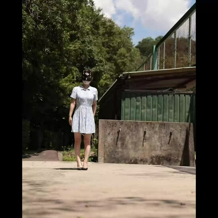 野球場で人がいる状況でバレない様にブラジャーやパンティーをチラ見せする。

橋の上でスケスケの衣装を着て見られないよ