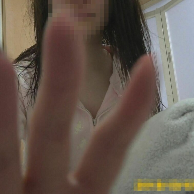 【民泊着替え】No.35
カメラに気づいた！？巨乳ちゃんといい感じに熟し始めた美人妻さん





・本作