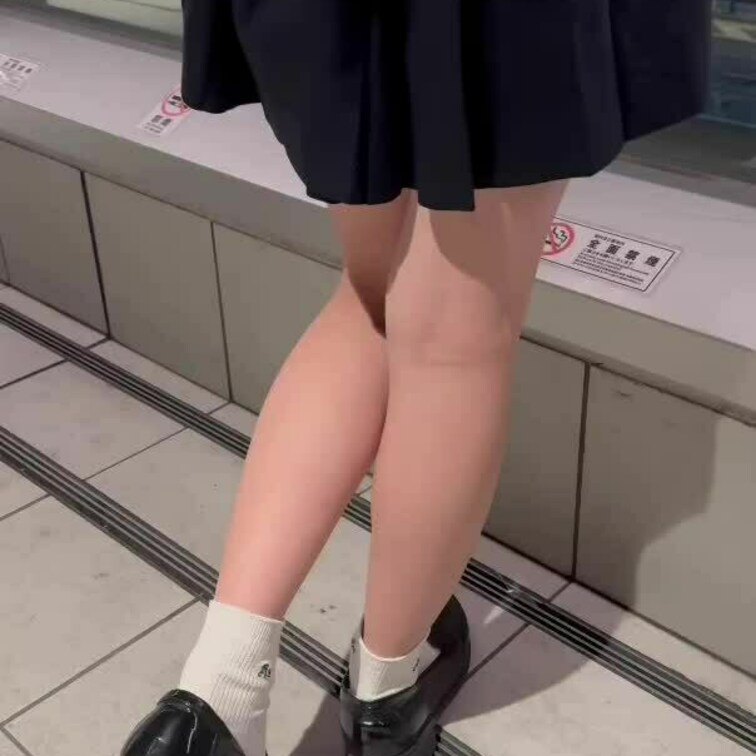 S級モデルさんのローファー美脚と匂いの強かった白靴下足裏