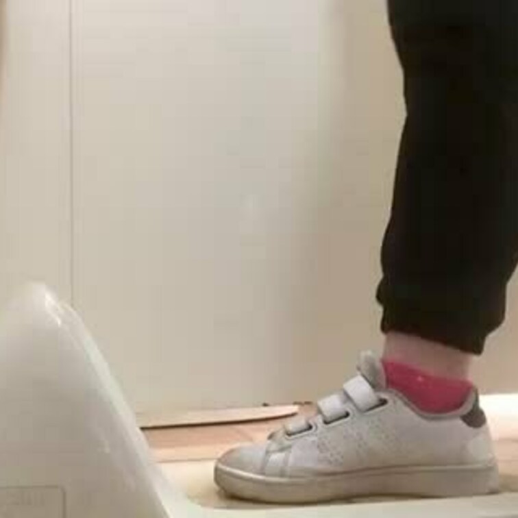 汚パンツ2日目。外出先でもおしっこ擦り付けます。徐々に汚れが蓄積されていきます。