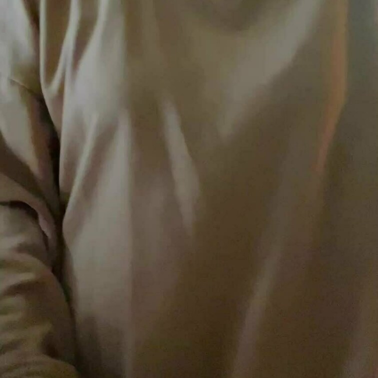 人妻がベッドの上で服を脱ぎ出す動画です😊

下着はセクシーな紫のランジェリー♡
実はフォロワーさんからいただいたプ
