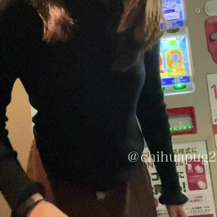 キャンパス内の食堂なのに、
おっぱいを出しちゃう女子大生です...。

最後は人来て流石に焦った💦

えっちだ