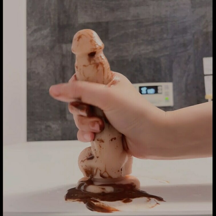 チョコレートクリームをディルドにつけて疑似手コキしました
好きな手コキがあったら撮影するのでコメントで教えてね