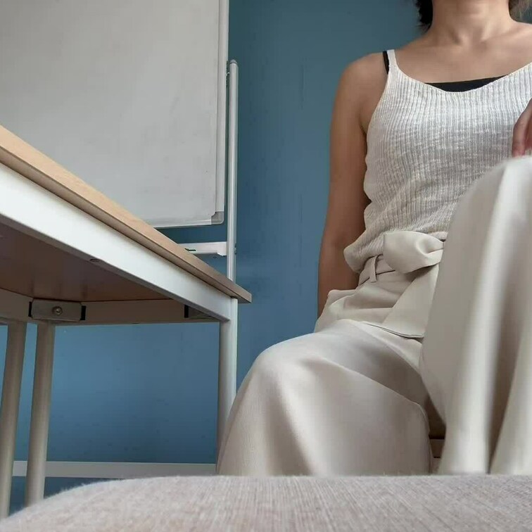 蒸れたパンスト足　ヒールパンプス　見せつけられて嗅がされたい？