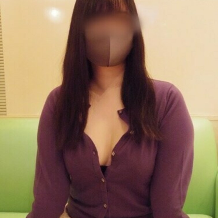 千葉在住の27歳の人妻・愛理さん。
大きな瞳に、むっちりボディ、そして色白の肌がたまらなくソソる女性。
おっとりとし