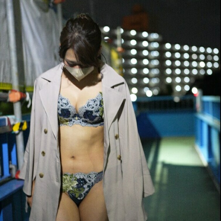 久しぶりの野外露出動画です😉
撮ってたら前から人が歩いてきて見つかっちゃって大慌て😂
短くてごめんなさい🫠