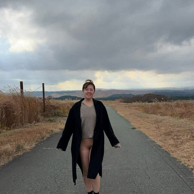 温泉の帰り道ずっとこの服装だったんですが
まんざらでもない様子でした
ある意味全裸より興奮していたみたいです