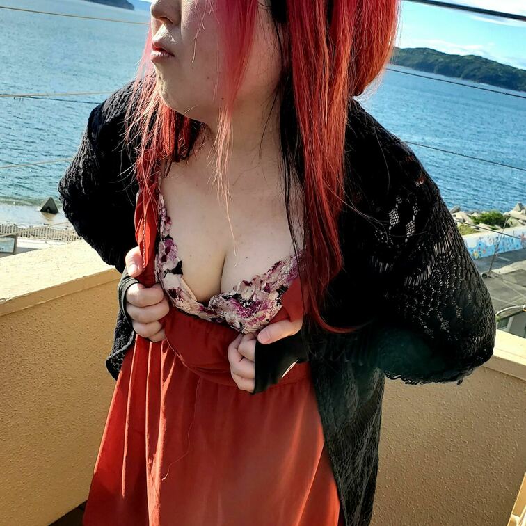 りほさんの、旅館ベランダでの胸元アップです。プラン「ぽっちゃりヌーディストりほ」もよろしく。