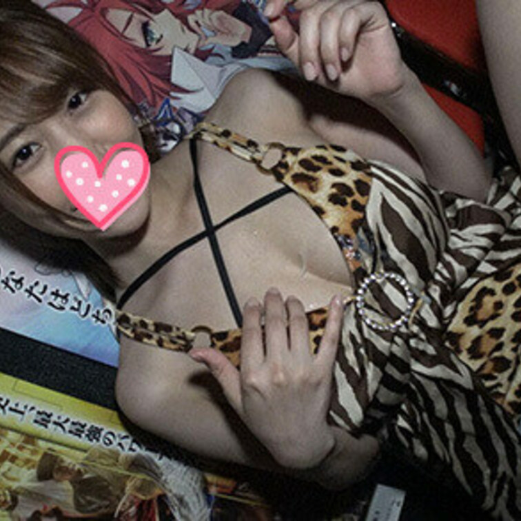 ナンパ痴かん　ミニスカ素人ギャル円光パンチラ

ゲーセンにたむろするギャルに声かけチカンした映像です。
パンティを