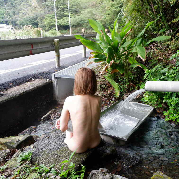 「日本一体を張るモデル」りりさんの挑戦。白昼堂々道路脇で全裸です。いちおう温泉なんで入浴姿です。