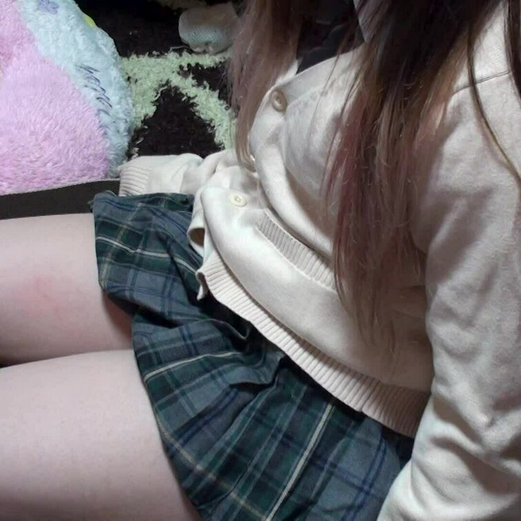 彼女の家でまったりしていたら隠してあった可愛いバイブがを見つけてしまったので取り出し焦らしてから挿入するとクリをちょうど