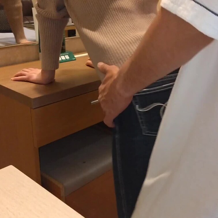 悪友と妻が密会した時、帰り時間近くに悪友がまたやりたくなったようで鏡の前で立ちバックしてる様子をご覧下さい。

続き