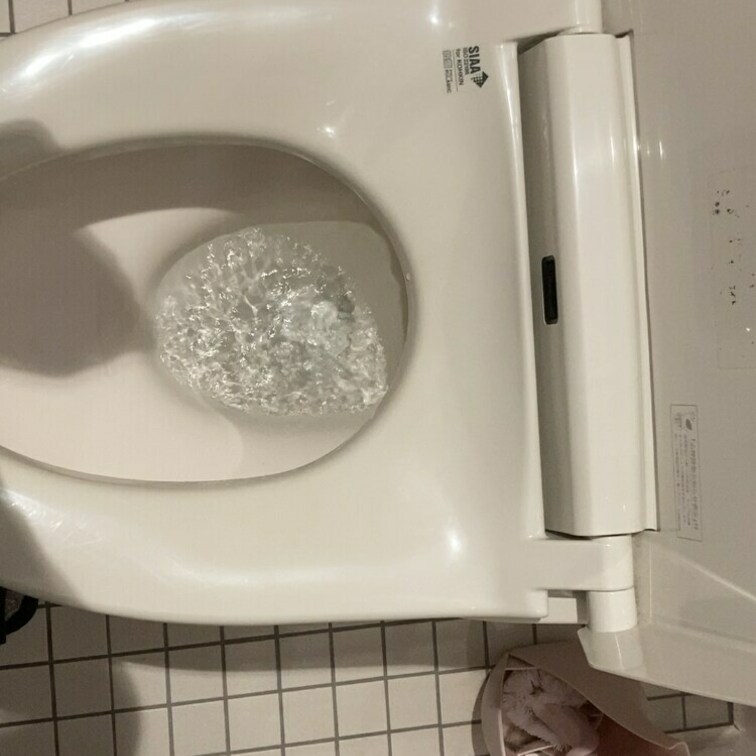 ［pee］しゃがんだらおしっこがすぐ出ちゃいました…🥰
あやうくちょっと漏らしちゃいそうでした☺️💦
でも、今は生理