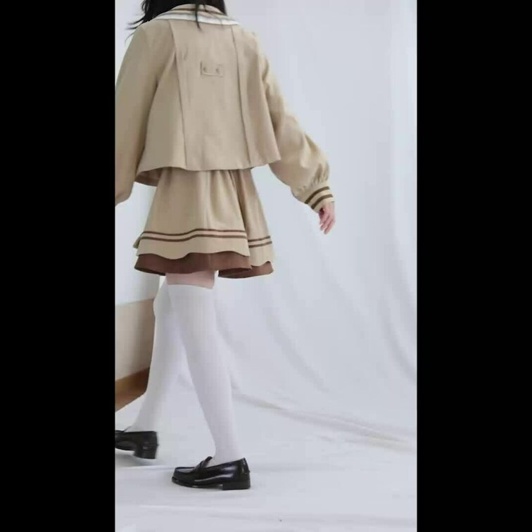 また撮影に来てくれたので可愛い制服を着用してモデル撮影シーン。

逆立ちをしてピンクのパンティーを狙う。

男性