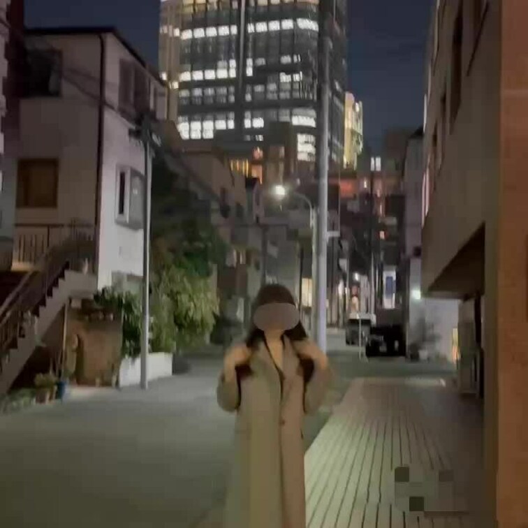 某有名ビル前の、コートをはだける動画です。

来年からは、もっとエッチな動画も出しますので、有料プランもご検討お願い