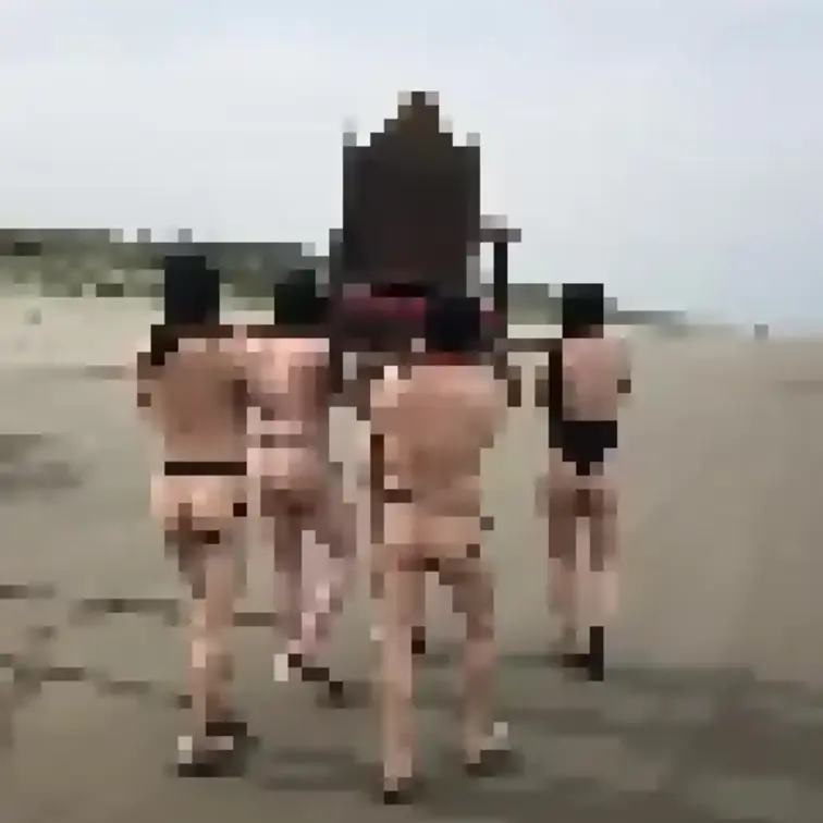 海でマゾ達に私を担がせた！
最高のお神輿よね？笑
