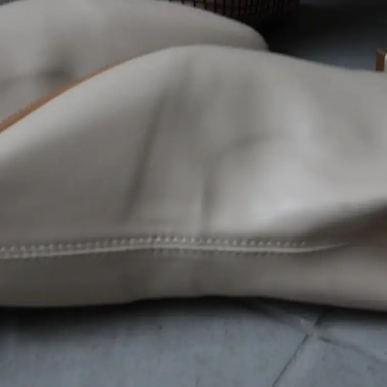 網タイツで白のショートブーツをいじる動画です。