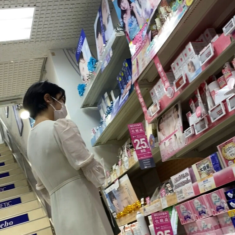 パンチラ○○○３。
ロングスカートの○○○は中々難しい。。。
ですが難しい子ほど燃えてしまい
ついパンツが撮れるま
