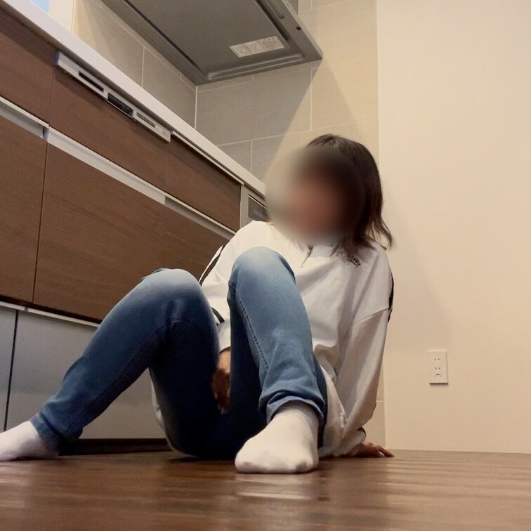 【ファン限定フル動画】🎁

旦那が帰ってくる前にキッチンでジーパン脱いでオナニーする可愛い妻。今日は必ず旦那とえっち