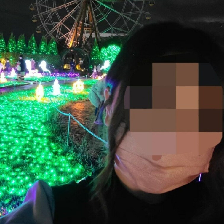 妻の雰囲気が分かる画像です。
既に複数、他人棒、貸出、露出、野外、窓見せ経験済みの変態な妻です。