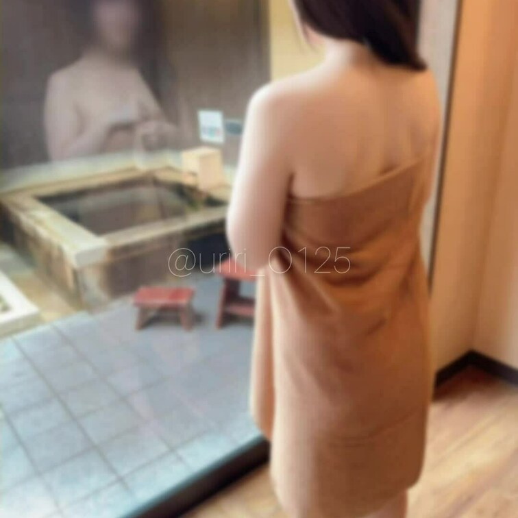 お風呂のガラス越しと鏡越しでおっぱい出しちゃいました❤︎