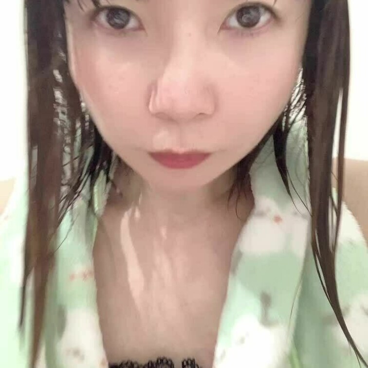 胸見せながら豊胸について語ります