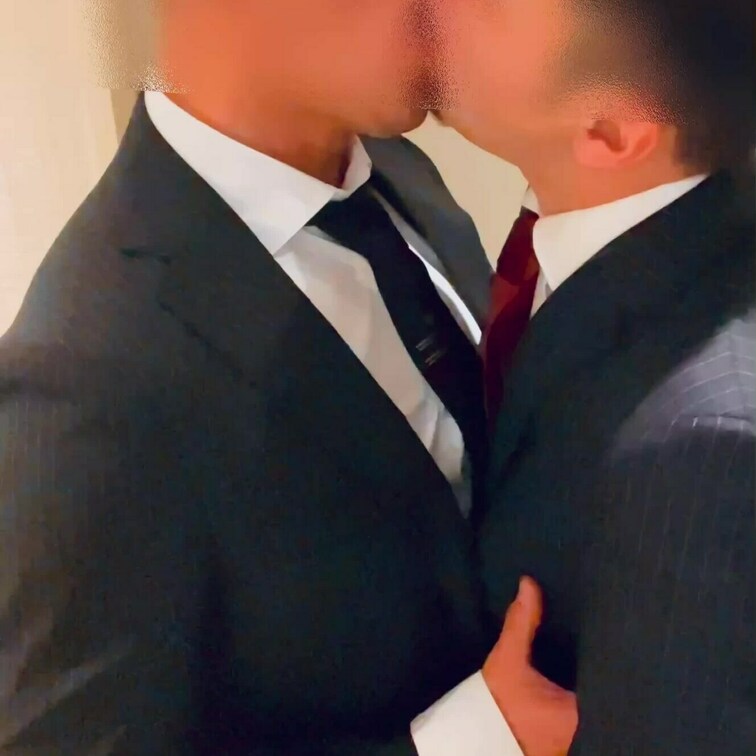 仕事後に男2人がスーツで待ち合わせしてホテルに入ったらシャワーも浴びずスーツ姿のままキスしてゆっくり脱がして蒸れた...