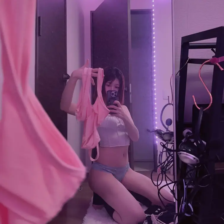この前の配信できてた服
ホットリミットスタイルでした//
中にきてるキャミとかブラとったらすっごくエッチだったね💦