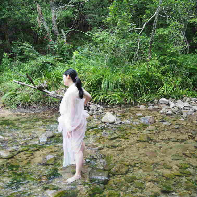Yさんの、H県山中で撮ったポートレートを無料公開します。脱いでる画像や映像は「顔隠し訳ありヌード」にて。