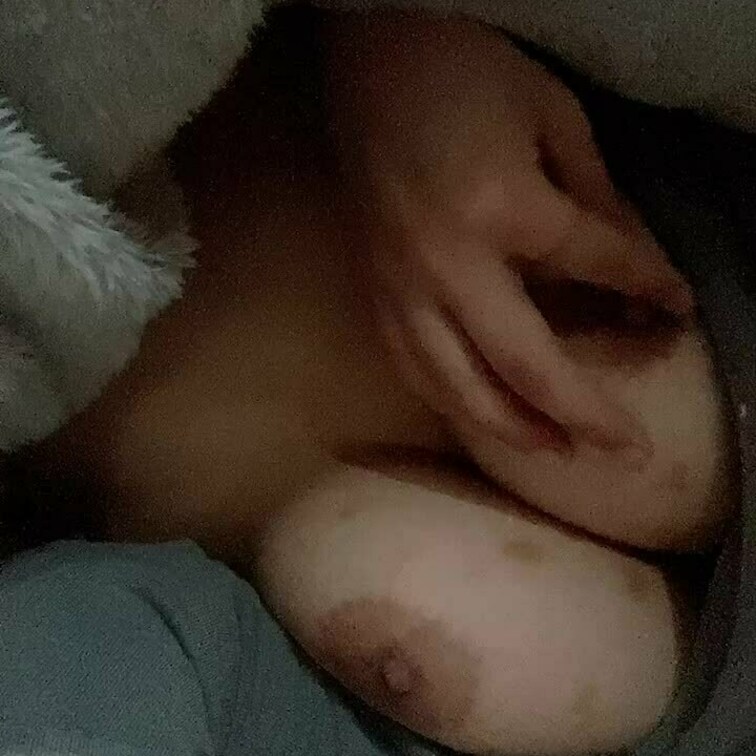 朝からちくび立っちゃった…
いっぱいさわって…？