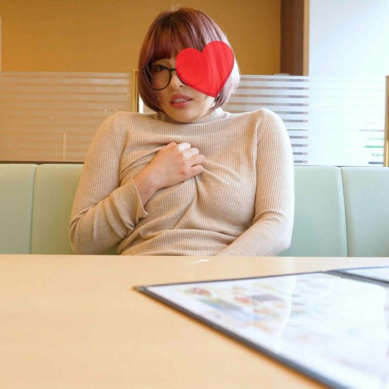 一見、地味な女性だが中々の良い身体をしている。見ると中々大きいサイズの胸をお持ちだ! この大人そうな子が実はエロかった!