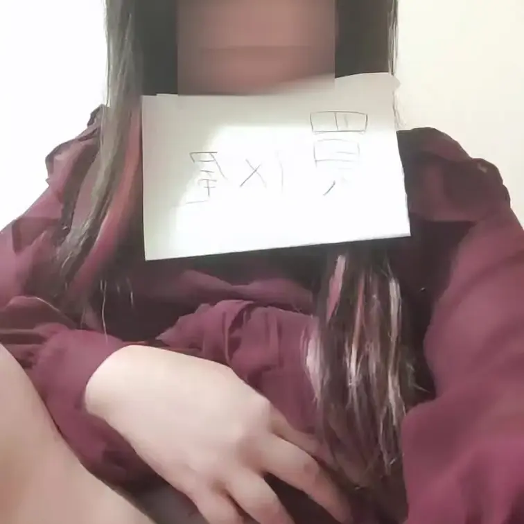２１ちゃん①彼氏持ち巨乳おねえさんの脱衣動画^^
