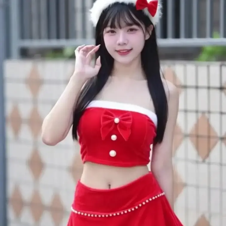 サンタコスで踊りながらおっぱい見せてくれる美少女は好きですか?